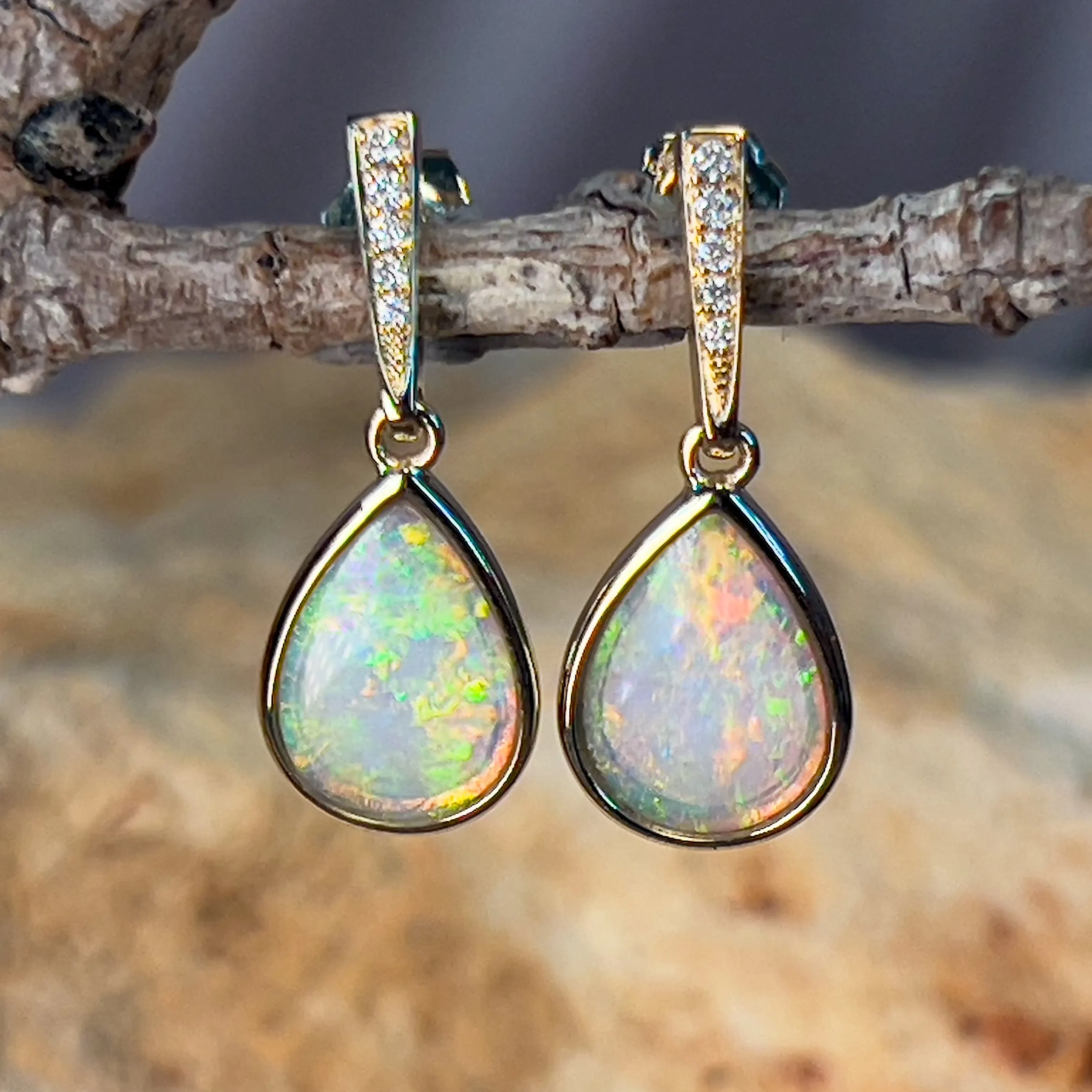 14kt Yellow Gold dangling Pear shape Crystal Opals 0.88ct earrings