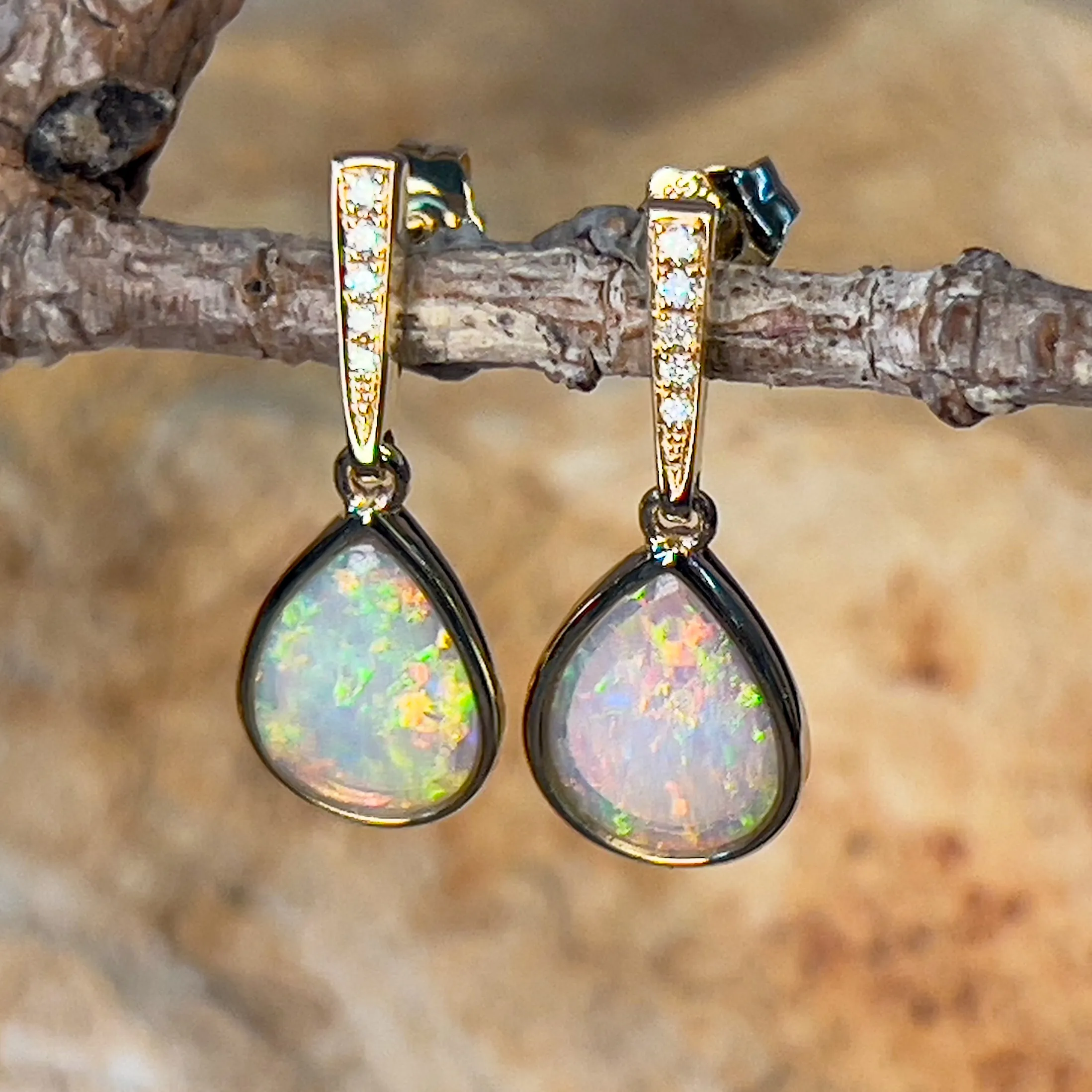 14kt Yellow Gold dangling Pear shape Crystal Opals 0.88ct earrings