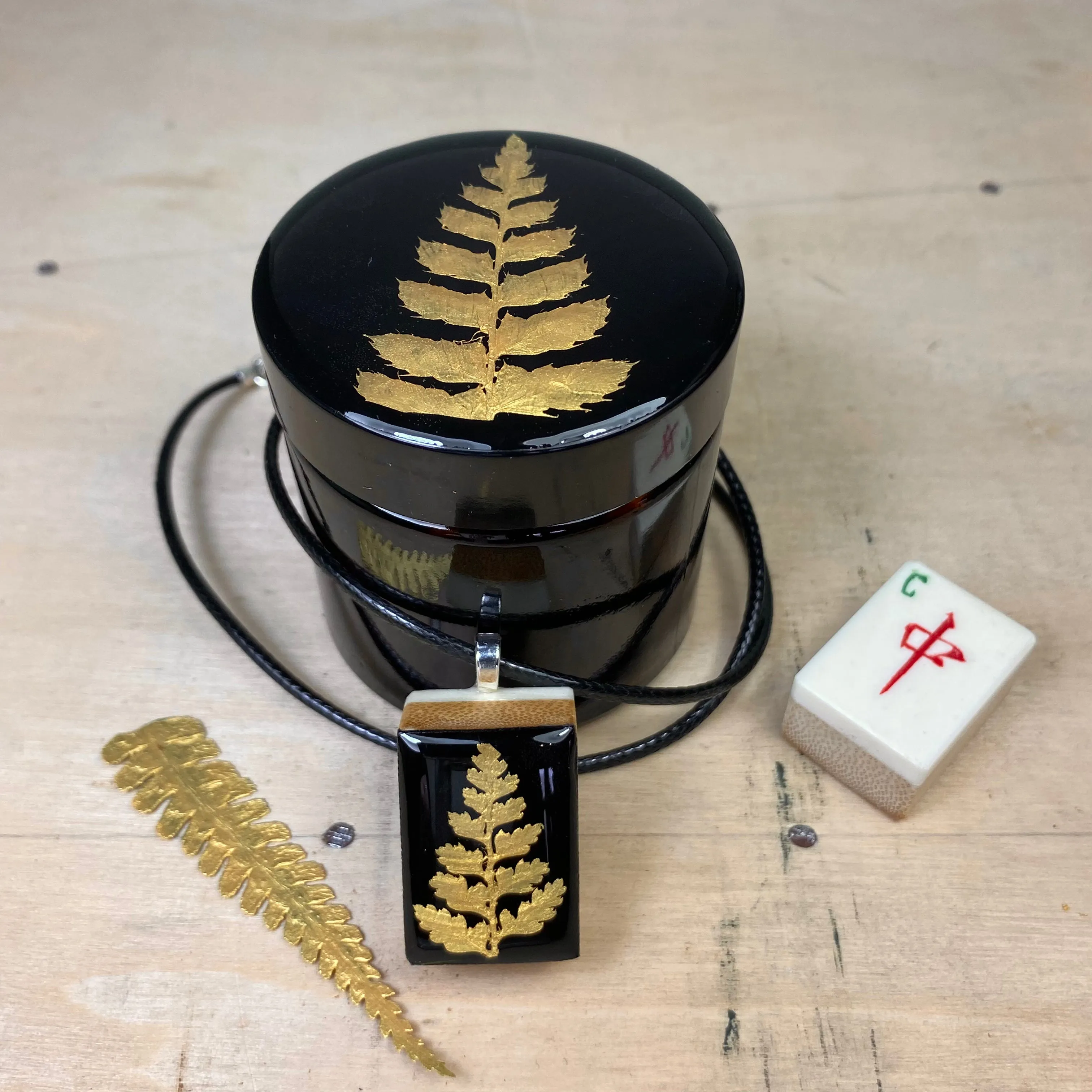 Fern Mah Jong Pendant & Amber Pot