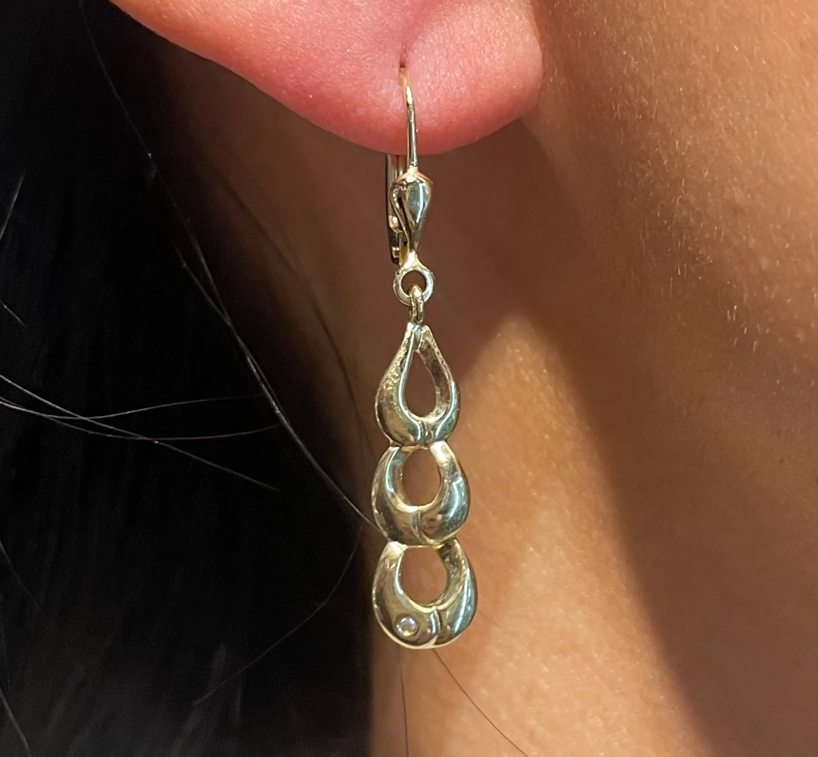 Pendant earrings with diamond